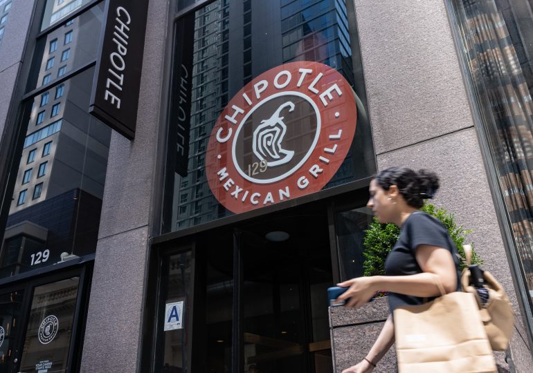 Chipotle earnings and revenue top estimates, restaurant traffic rises again