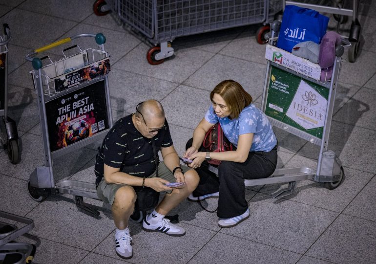 Flights grounded and passengers warned of delays amid global IT outage