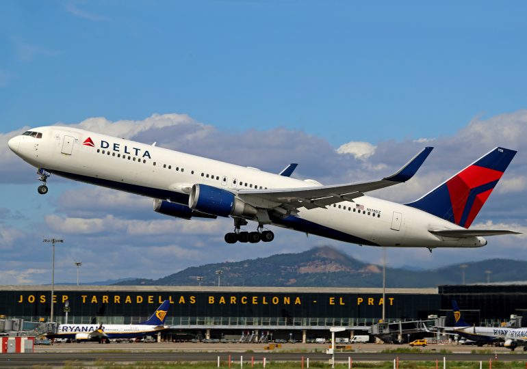 Delta shares jump 11% after airline reinstates 2025 profit outlook as CEO says bookings stabilized