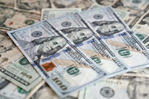 Buffett’s Cash Pile Signals Caution Ahead of Market Correction Large stacks of cash representing a record financial reserve held by an investor