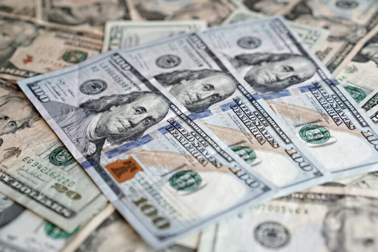 Buffett’s Cash Pile Signals Caution Ahead of Market Correction Large stacks of cash representing a record financial reserve held by an investor