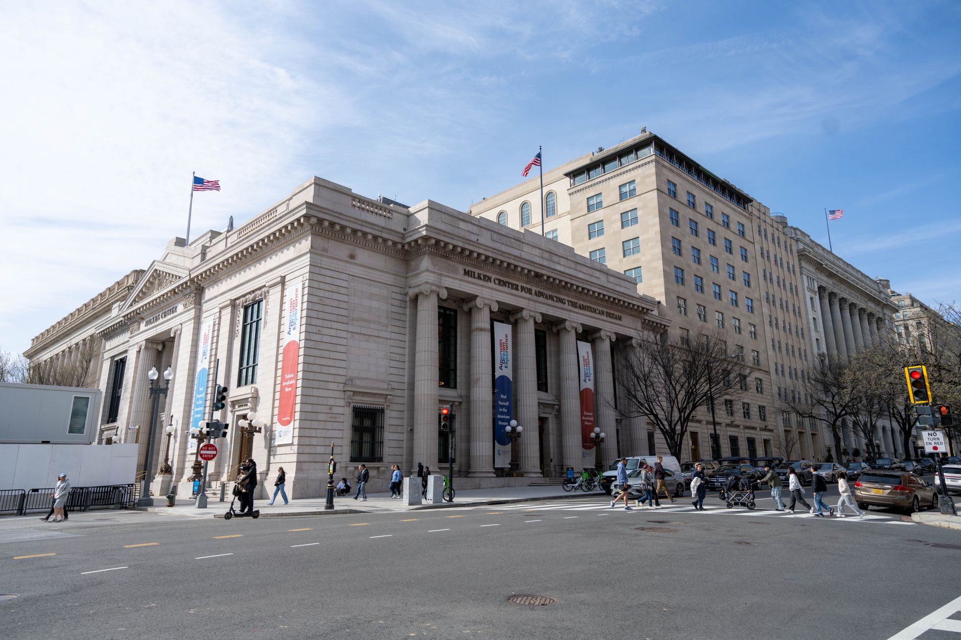 Exterior of a central bank building representing Federal Reserve monetary policy decisions