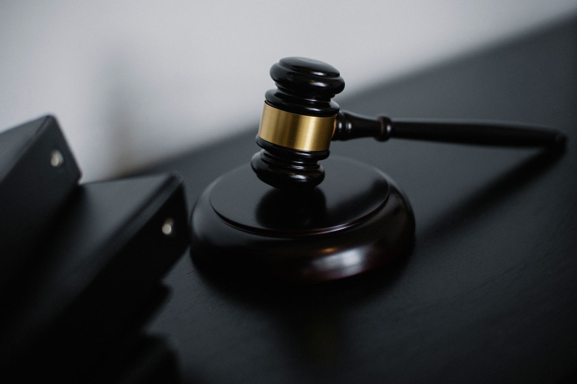 Judge's gavel on a desk symbolizing court verdicts and litigation outcomes