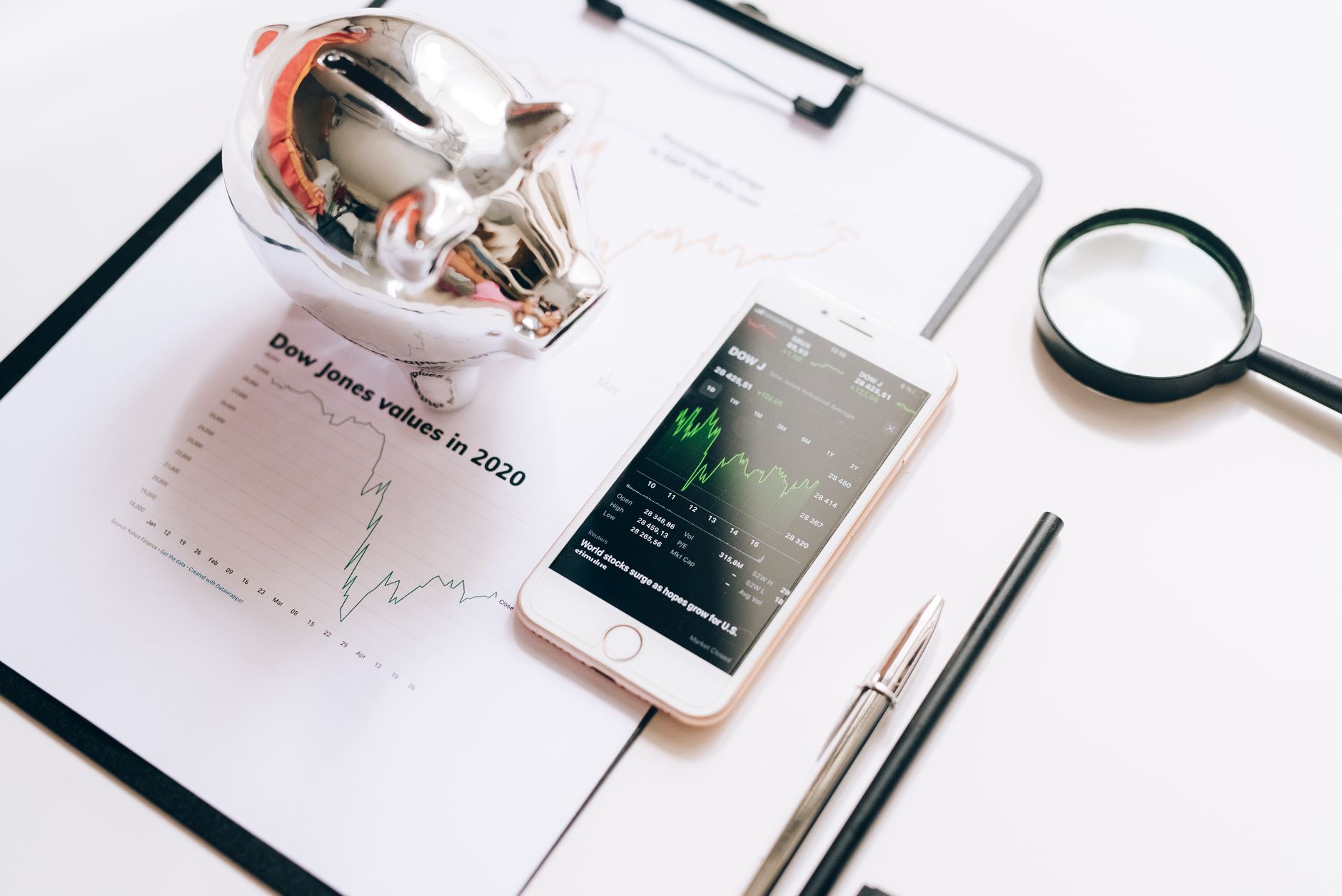 Interest rate indicators and floating rate financial instruments on a trading desk